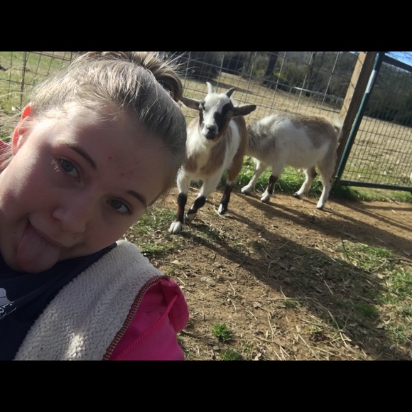 Meet your Posher, Claudia - Picture 1 of 1